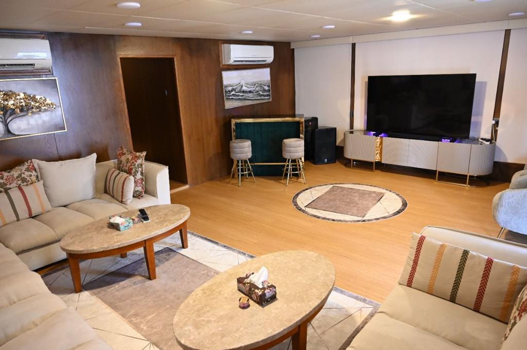 Dream Houseboat